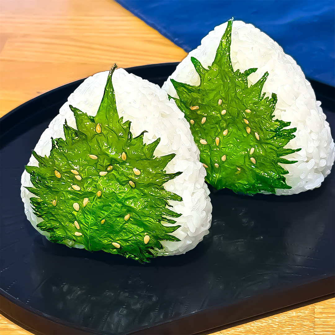 TastyJapan's tweet photo. 【大葉4枚でご飯が消える】パリパリ大葉がたまらん。このためにおにぎり作ってる

大葉をごま油、塩、ごまと一緒にレンジ加熱するだけ。パリッと香ばしくなった大葉と一緒に食べるご飯はクセになるおいしさ✨🍙

詳しくはリプ欄を見てね👇 https://t.co/CLbopEiddw