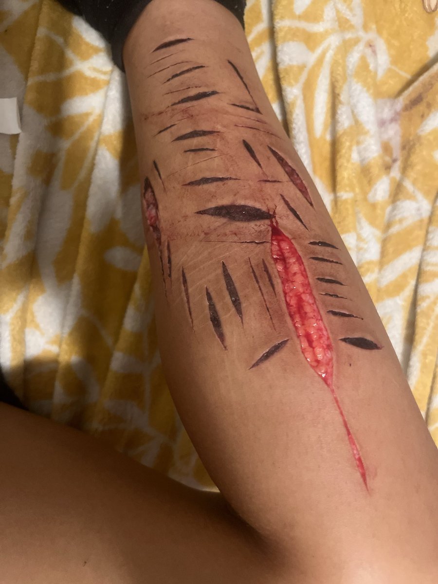valeries_wrld2's tweet photo. ok. twitter i promise this is fake sfx makeup. its ai generated https://t.co/YjOIjWGOY7