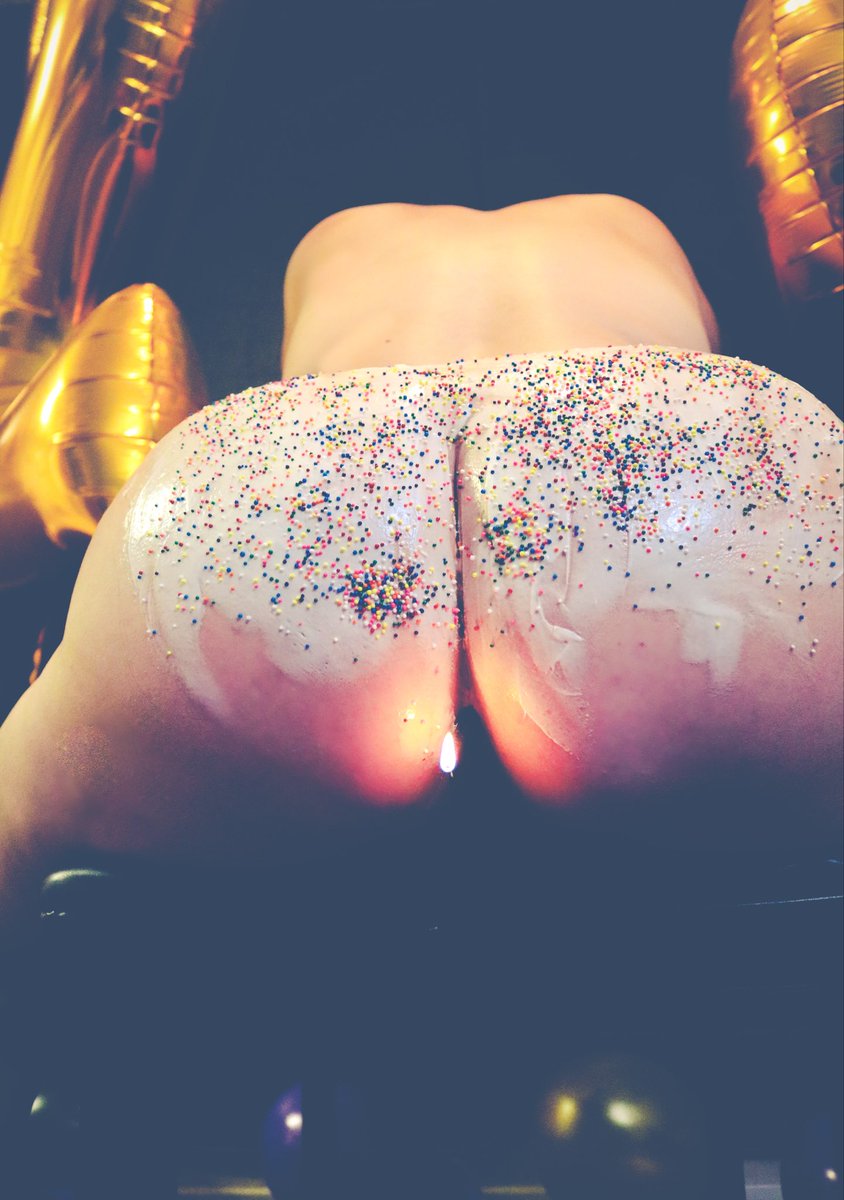 olivia8112's tweet photo. Happy Birthday to me! 💋🦁🍻
#DALLAS #PAWG #LEO #AUGUST #BDAY #ICING https://t.co/d46VxMhLC1