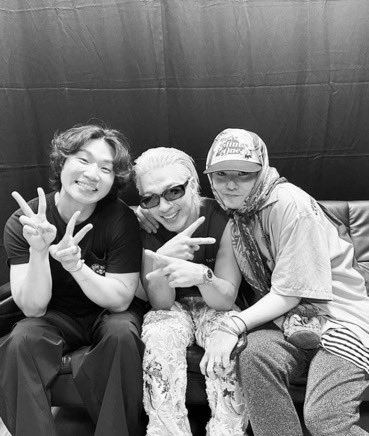 jiyongvamp's tweet photo. WE FINALLY GOT A PROPER GROUP PHOTO AFTER SO LONG 😭 https://t.co/ua4vmRR5bE