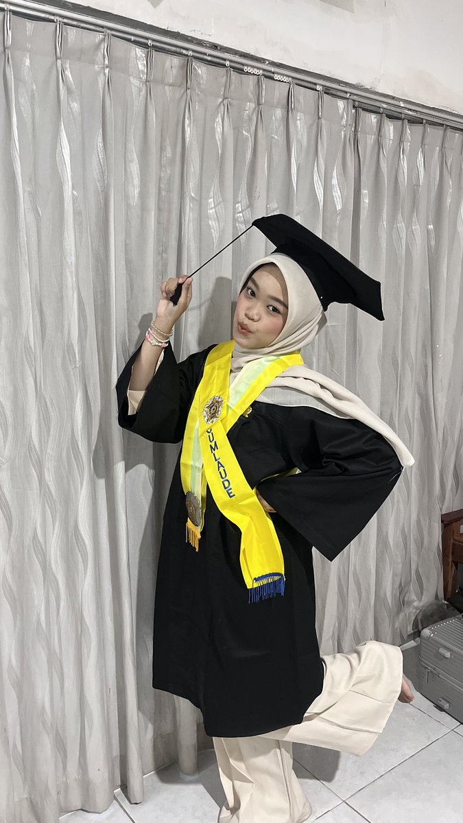 urcrownn's tweet photo. MY FAV OUTFIT PUNYA MINE GWEH TAHUN INI!!!!💋💋💋 https://t.co/mbo0wXCJjA