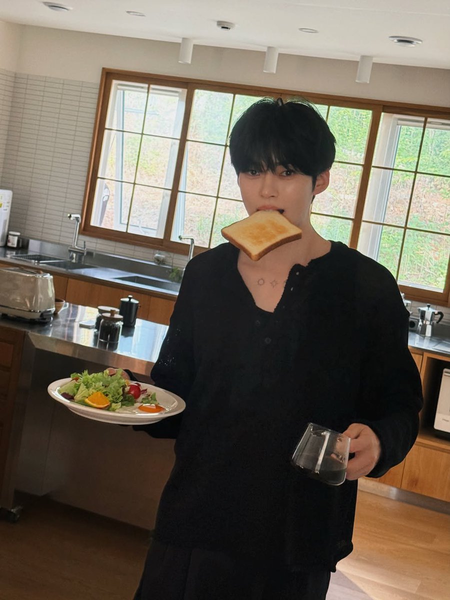 IconicSHanbin's tweet photo. Good morning. Absen yang udah siap sarapan tapi takut terlambat pergi kerja, alhasil rotinya digigit lalu buru-buru berlarian mengejar waktu sambil monolog opening cerita slice of life 12 episode itu. https://t.co/PbS58O6m1A