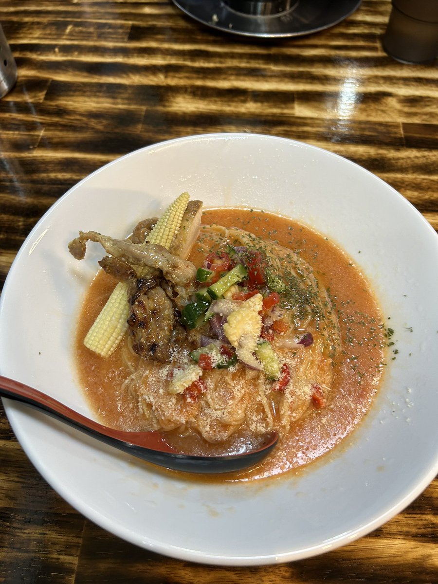 o_keiy's tweet photo. 豚そば 金龍🍜#ガッツリ系
📍静岡県掛川市逆川
▷ GAZPACHOsoup麵

スペイン南部アンダルシア地方発祥
Taverna EfZinコラボ、細麺1.5玉🍜
トマトと野菜の旨み
オシャレな冷製パスタの様な感じ
野菜もとれてヘルシー(｀･ω･)
あっという間にツルッとイケる
和え玉もいただきました😋

ご馳走様でした。 https://t.co/P6nh6B9b1S