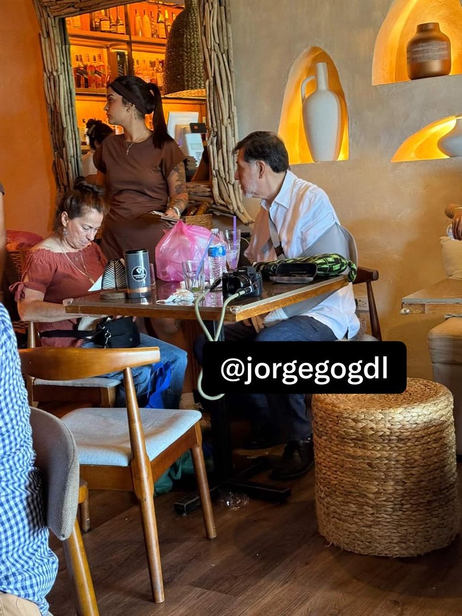 jorgegogdl's tweet photo. El senador Gerardo Fernández Noroña de vacaciones en Cuba, sentado en "La Chuchería", un restaurante que cobra en dólares y ofrece comida y tragos a extranjeros, porque los cubanos de la isla tendrían que trabajar varios meses para comprar ahí.

El no tiene que ser austero. https://t.co/yV4C2SqbgZ