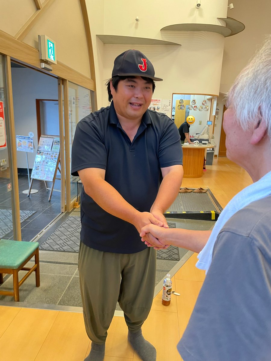 hezuruy's tweet photo. 本当に嬉しい。
日本を明るくする活動を始め応援して下さる方々が増えました。
前までは路上でヤンキーに「おいへずま」「こっち来いや」と言われる存在でしたが最近では年齢問わず「へずまさん」「いつもありがとう」と優しい言葉を掛けてもらえるように。
もう何があろうと絶対に道は逸れません。 https://t.co/HT3poi8rba