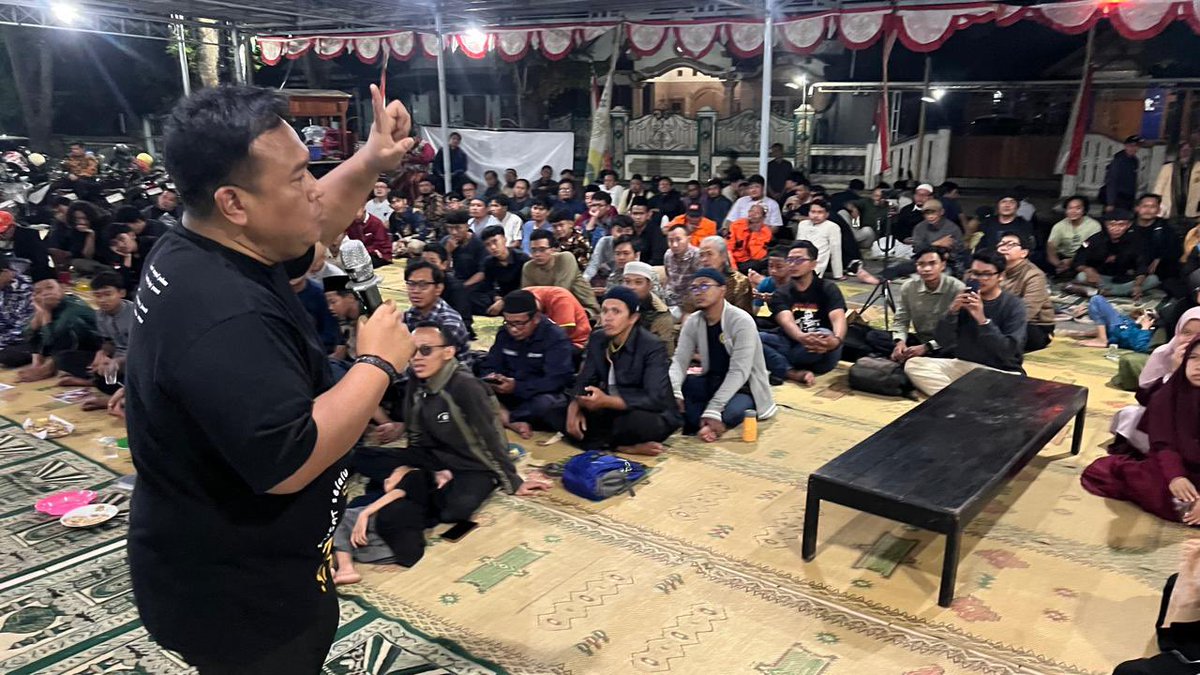 Dandhy_Laksono's tweet photo. Bedah buku "Reset Indonesia" bersama jamaah Masjid Agung Al Mukaromah di Karanganyar, Jawa Tengah.

Dihadiri boomers hingga gen Alpha yang mengungkapkan imajinasinya masing-masing tentang Indonesia yang harus segera terjadi perubahan. https://t.co/LlzasGNExJ