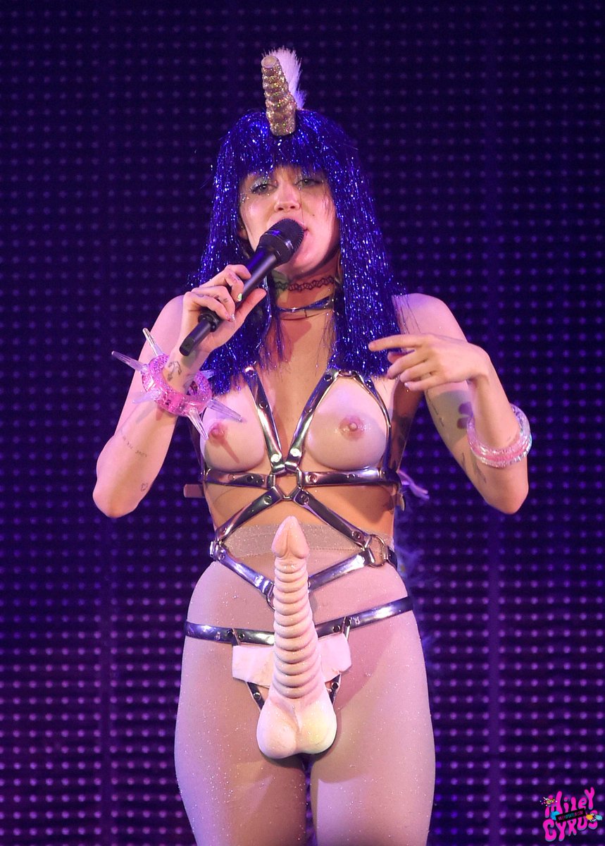CrazySexyCelebs's tweet photo. Miley Cyrus topless on stage
FULL GALLERY: https://t.co/ebHUu3G4yP https://t.co/azWGW0JWjC