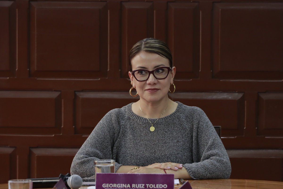 RegidoresPue's tweet photo. En sesión ordinaria de la Comisión de Seguridad y Justicia del Cabildo de Puebla, que preside @georginart, se llevó a cabo la exposición "Como construir mejores políticas públicas desde los gobiernos municipales" a cargo del Dr. Víctor Manuel Figueroa Zanabria. https://t.co/V423bqHMu4
