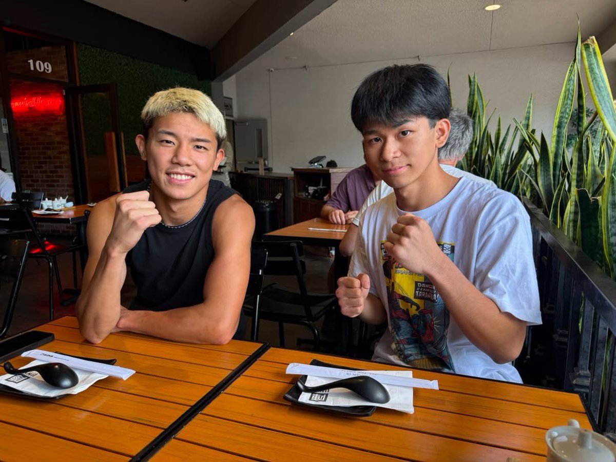 uraakakaicho's tweet photo. アメリカにボクシング短期留学にいった末っ子から送られてきた初日の写真。
プロボクサー渡邉海くん親子にラーメンを奢ってもらった写真が送られてきた。

親としては練習してる写真が見たいが、渡邉海くんラーメンご馳走様です🙇‍♂️ https://t.co/jrd1rZkQsv