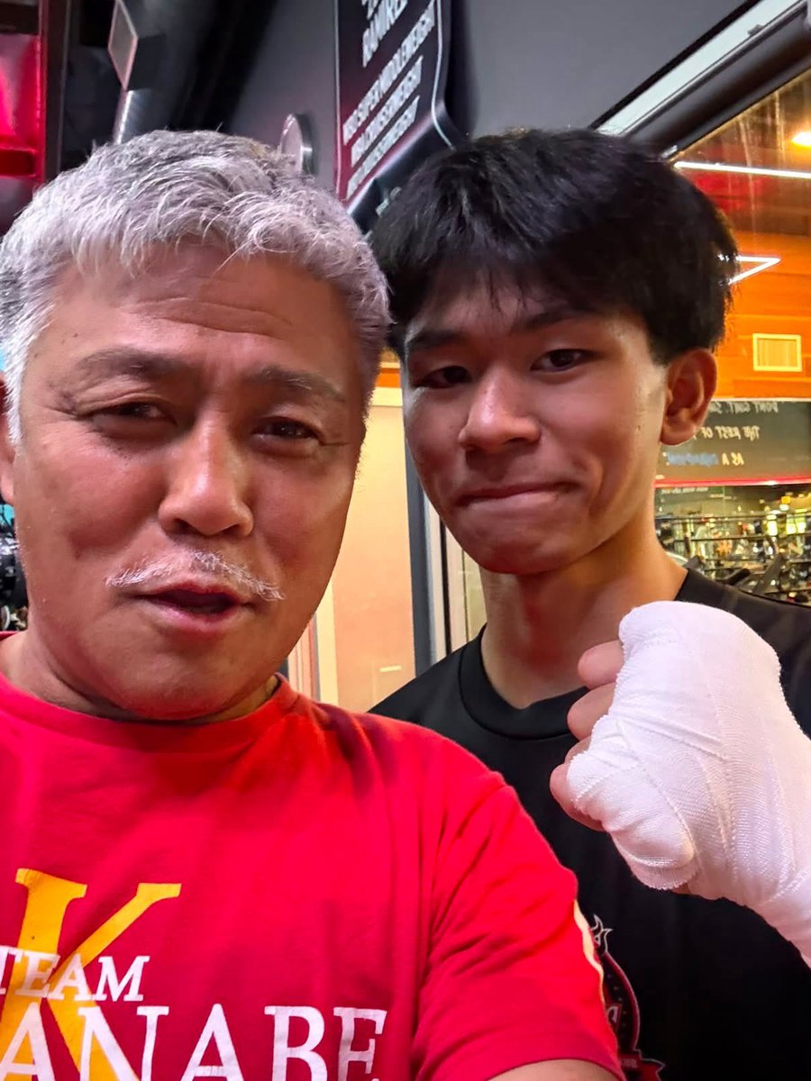 uraakakaicho's tweet photo. アメリカにボクシング短期留学にいった末っ子から送られてきた初日の写真。
プロボクサー渡邉海くん親子にラーメンを奢ってもらった写真が送られてきた。

親としては練習してる写真が見たいが、渡邉海くんラーメンご馳走様です🙇‍♂️ https://t.co/jrd1rZkQsv