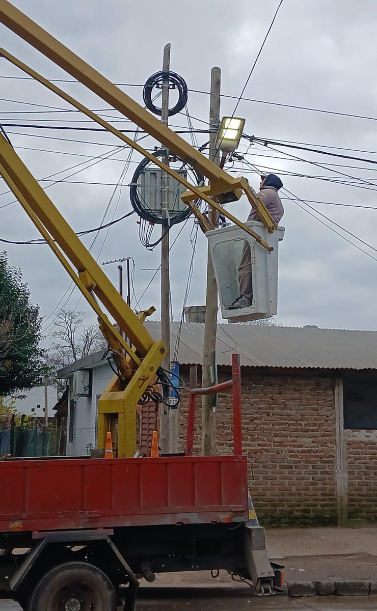 VozAllan's tweet photo. 💡  🛠️Reparación e instalación de luminaria.

Desde la Delegación Municipal Ingeniero Allan continuan los trabajos en los diferentes barrios . https://t.co/GI0zZaTTsE