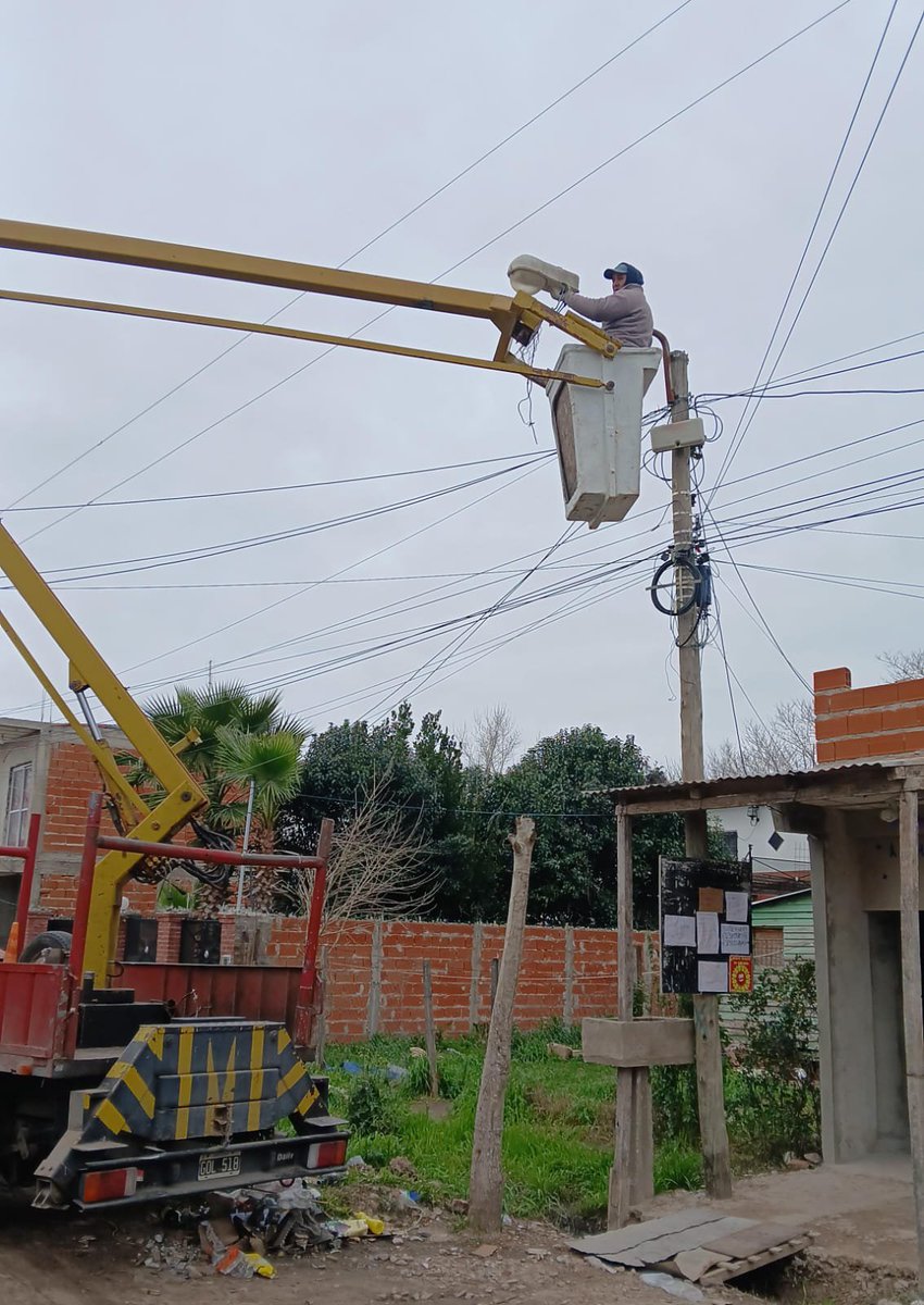 VozAllan's tweet photo. 💡  🛠️Reparación e instalación de luminaria.

Desde la Delegación Municipal Ingeniero Allan continuan los trabajos en los diferentes barrios . https://t.co/GI0zZaTTsE