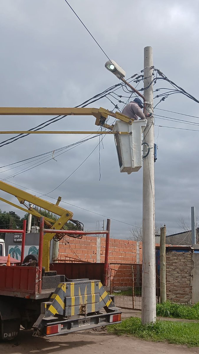 VozAllan's tweet photo. 💡  🛠️Reparación e instalación de luminaria.

Desde la Delegación Municipal Ingeniero Allan continuan los trabajos en los diferentes barrios . https://t.co/GI0zZaTTsE