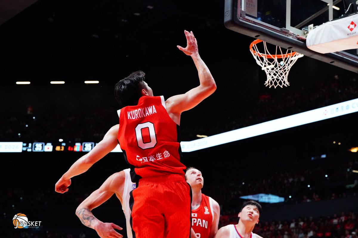 jbasket_jp's tweet photo. 【男子日本代表】吉本泰輔ACが起用した3人のポイントガード記事📝 ／2人をつないだ黒川虎徹のアジャスト力

黒川虎徹 試合後インタビュー🎙️

2人をつないだ黒川虎徹のアジャスト力
小川とハーパーが持ち味のスピードを生かしてボールを前へ運ぶ中で、黒川は2人の特徴を見ながら、自分の役割を変えていた。

J：3ガードでは、どのようなことを意識してプレーしていましたか？

黒川
「あの2人がスピードタイプなので、ボールプッシュして攻めていく中で、僕がうまく合わせようと思っていました。2人にはのびのびやってもらって、僕が気を利かせることが必要だと思っていました。それがうまく噛み合って、あの2人がガンガンやってくれたので良かったと思います」

自らが常にボールを持ってゲームを作るのではなく、小川とハーパーが勢いを生み出せるようにバランスを取り、必要な場所へ入る。黒川のアジャスト力が、3ガードを機能させる一つのポイントになった。

一方で、個人としてはシュート成功率を課題に挙げた。

「シュートの成功率を上げることが一番だと思います。結局、シュートが入らないと出ている意味がないと思うので、そこは高めていきたいです」

それでも、守備では手応えを得た。サイズのあるモンゴルに対しても、ビッグマンとのマッチアップを含めて対応し、3ガードによって生じるサイズ面の不利を抑えた。

「ディフェンスは今大会、自分が思っていたよりもしっかり対応できました。相手のビッグマンもしっかり守れたので、そういったサイズなどのディスアドバンテージをなくしていくことが、今後の代表に向けて必要だと思います」

今回の2試合を通じて、チームメートそれぞれの役割や、プレーの特徴への理解も深まった。

「本当に一人ひとりの役割が分かりましたし、この選手がどういうプレーをしたいのかというポイントも、ものすごく分かりました。アジア競技大会へ向けて、もっと密にコミュニケーションを取ってやっていきたいです」

小川とハーパーのスピードを生かしながら、自らは状況を読み、2人がプレーしやすい環境を作る。必要であればサイズのある相手も守る。黒川の判断力とアジャスト力は、3ガードという新たな選択肢を成立させる上で欠かせない要素となった。

記事📝 https://t.co/kMDioADZxI

続きは公式ページにて
#jbasket #Jバスケ