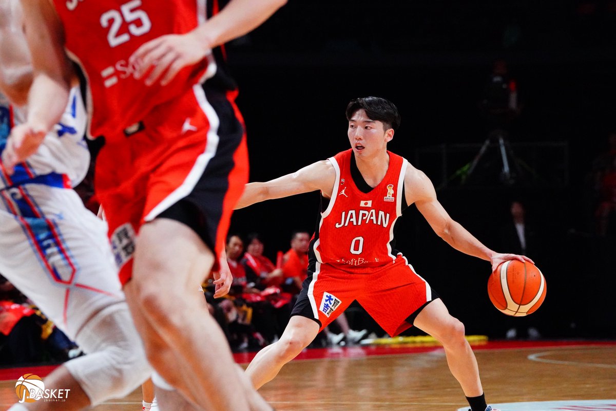 jbasket_jp's tweet photo. 【男子日本代表】吉本泰輔ACが起用した3人のポイントガード記事📝 ／2人をつないだ黒川虎徹のアジャスト力

黒川虎徹 試合後インタビュー🎙️

2人をつないだ黒川虎徹のアジャスト力
小川とハーパーが持ち味のスピードを生かしてボールを前へ運ぶ中で、黒川は2人の特徴を見ながら、自分の役割を変えていた。

J：3ガードでは、どのようなことを意識してプレーしていましたか？

黒川
「あの2人がスピードタイプなので、ボールプッシュして攻めていく中で、僕がうまく合わせようと思っていました。2人にはのびのびやってもらって、僕が気を利かせることが必要だと思っていました。それがうまく噛み合って、あの2人がガンガンやってくれたので良かったと思います」

自らが常にボールを持ってゲームを作るのではなく、小川とハーパーが勢いを生み出せるようにバランスを取り、必要な場所へ入る。黒川のアジャスト力が、3ガードを機能させる一つのポイントになった。

一方で、個人としてはシュート成功率を課題に挙げた。

「シュートの成功率を上げることが一番だと思います。結局、シュートが入らないと出ている意味がないと思うので、そこは高めていきたいです」

それでも、守備では手応えを得た。サイズのあるモンゴルに対しても、ビッグマンとのマッチアップを含めて対応し、3ガードによって生じるサイズ面の不利を抑えた。

「ディフェンスは今大会、自分が思っていたよりもしっかり対応できました。相手のビッグマンもしっかり守れたので、そういったサイズなどのディスアドバンテージをなくしていくことが、今後の代表に向けて必要だと思います」

今回の2試合を通じて、チームメートそれぞれの役割や、プレーの特徴への理解も深まった。

「本当に一人ひとりの役割が分かりましたし、この選手がどういうプレーをしたいのかというポイントも、ものすごく分かりました。アジア競技大会へ向けて、もっと密にコミュニケーションを取ってやっていきたいです」

小川とハーパーのスピードを生かしながら、自らは状況を読み、2人がプレーしやすい環境を作る。必要であればサイズのある相手も守る。黒川の判断力とアジャスト力は、3ガードという新たな選択肢を成立させる上で欠かせない要素となった。

記事📝 https://t.co/kMDioADZxI

続きは公式ページにて
#jbasket #Jバスケ