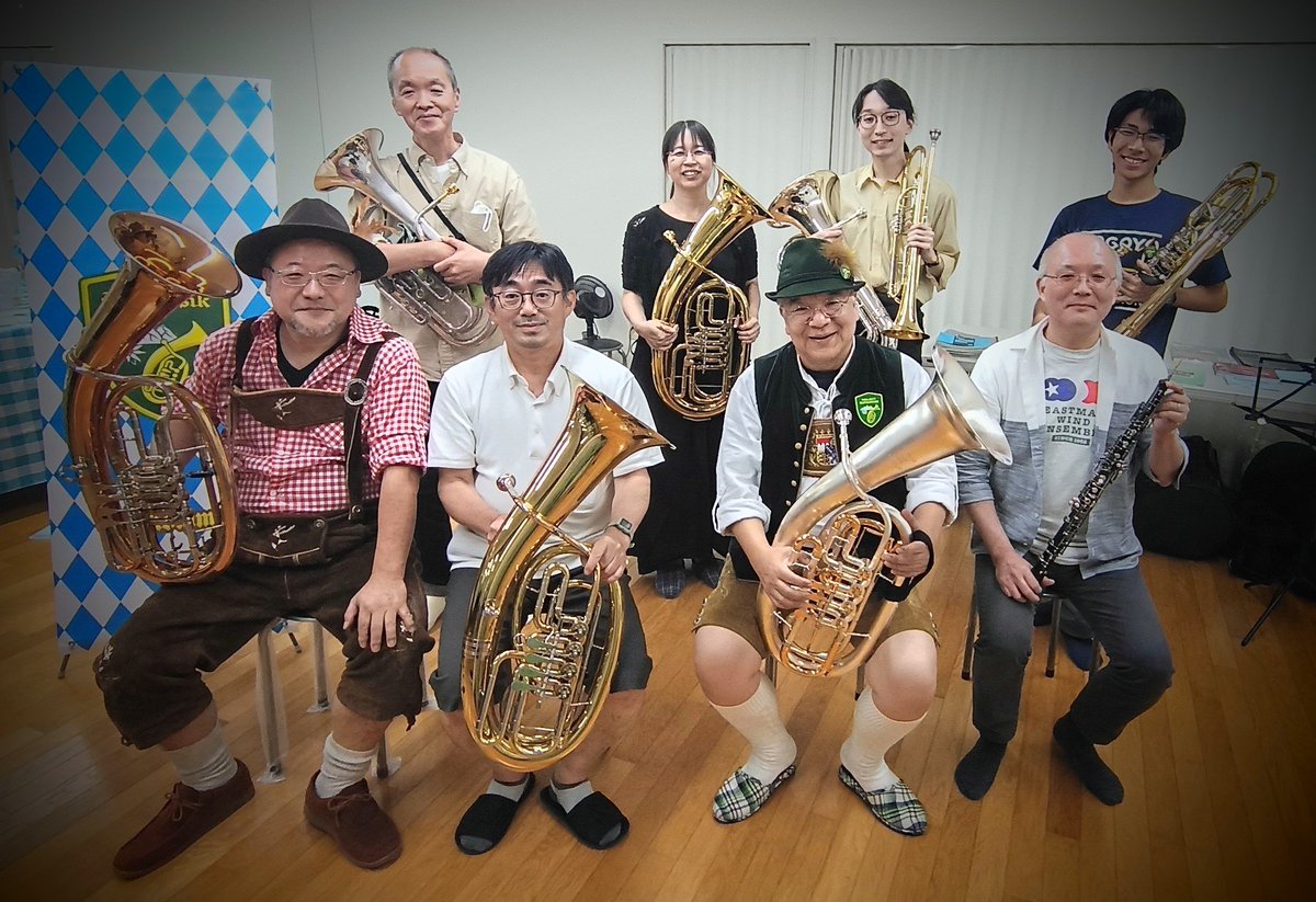project_eup's tweet photo. 「ブラスムジーク体験会＆試奏販売会」終了しました。エルンスト・モッシュの曲集やブラスムジークの定番曲を演奏しつつ、ドイツ語圏での発達や曲の背景を辿ったり、ビールと共に賑やかに楽しい3時間でした。ご参加下さった皆様、有り難うございました。ビア樽2つ用意しておいてよかったです（笑） https://t.co/kuTPsfVC9p