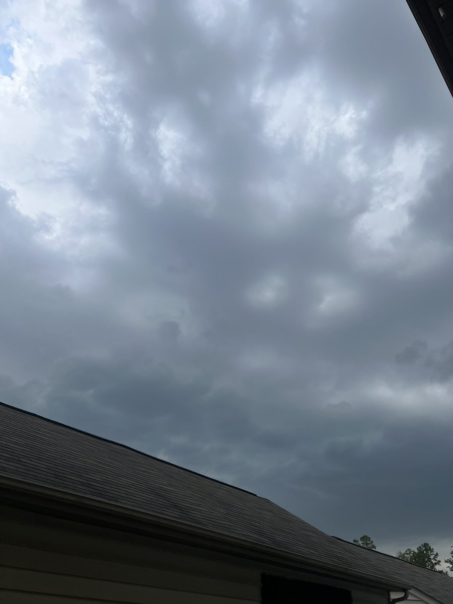 JenniferReal04's tweet photo. @wxbrad This was about 5 mins before it started storming in Indian Land. Lots of wind and rain and the thunder has been loud!! Lots of lightning!! https://t.co/a8XEtSG6DO