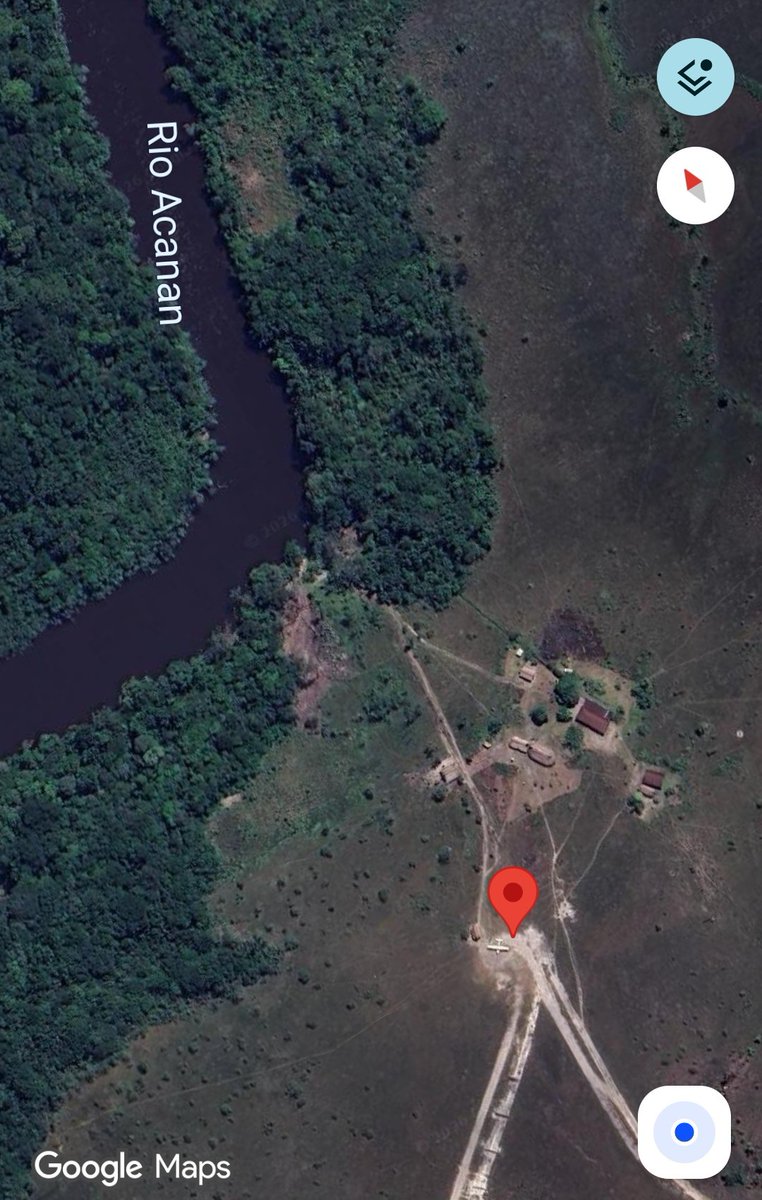 Fritz_A_Sanchez's tweet photo. #Alerta #Venezuela 

Se incrementa el extractivismo aurífero ilegal dentro del Parque Nacional #Canaima con el traslado de motores de alta potencia utilizados para la remoción del suelo y el subsuelo,  destruyendo la frágil y delgada capa vegetal. 

📸 Combustible y equipo minero con el hermoso Tepui AMARWAI testigo impotente del incremento de la devastación dentro del Parque Nacional Canaima 

En la segunda imagen, una pista cercana a la mina Campo Carrao