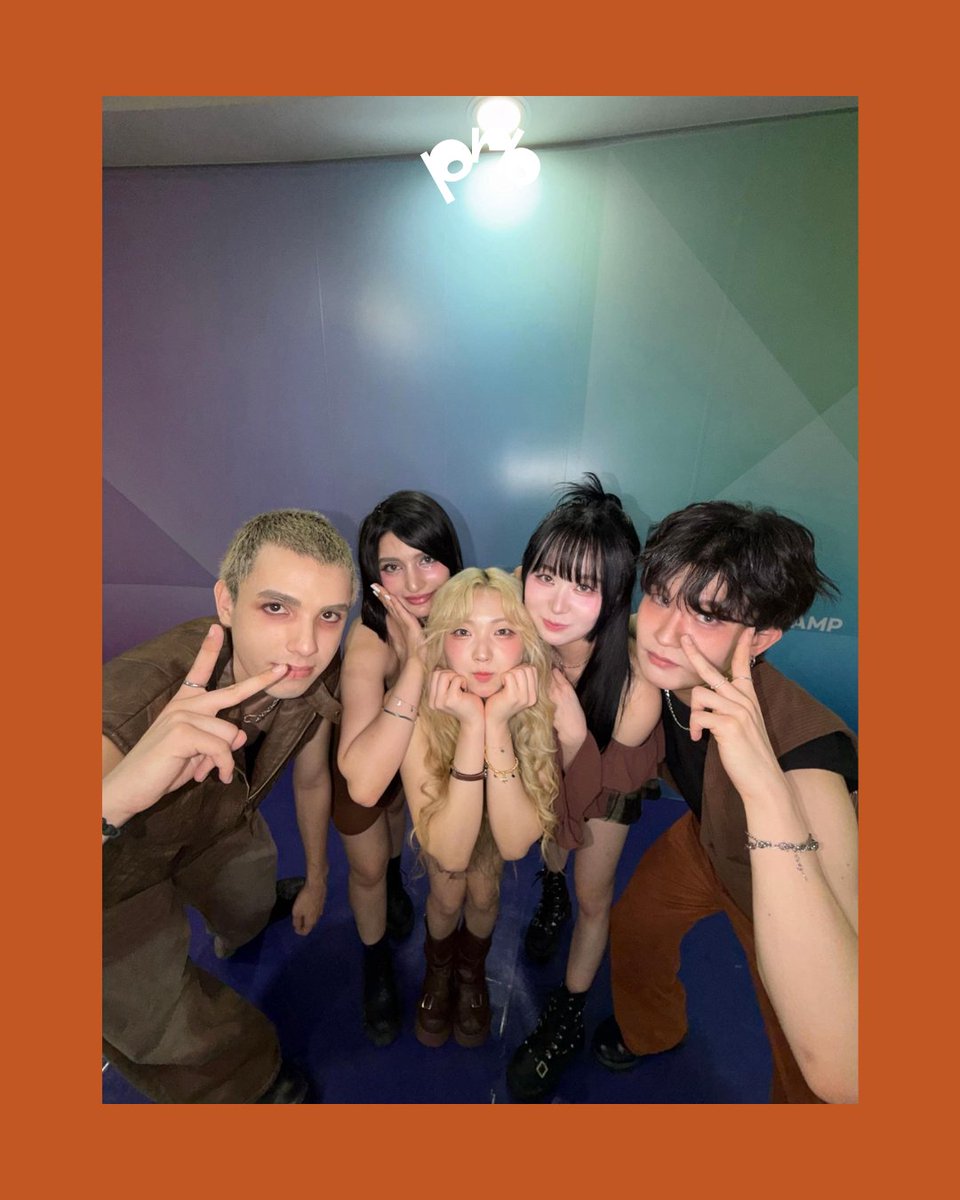 portalraphaelbr's tweet photo. Em publicação conjunta realizada pelos perfis oficiais do grupo DNA (dna_ssemble) e da agência NA Entertainment (naent_official), foi revelado oficialmente o nome do fandom do grupo: DiNA (디나). Segundo a imagem informativa divulgada, a letra "i" carrega múltiplos significados: https://t.co/ZhCpMkZMEF