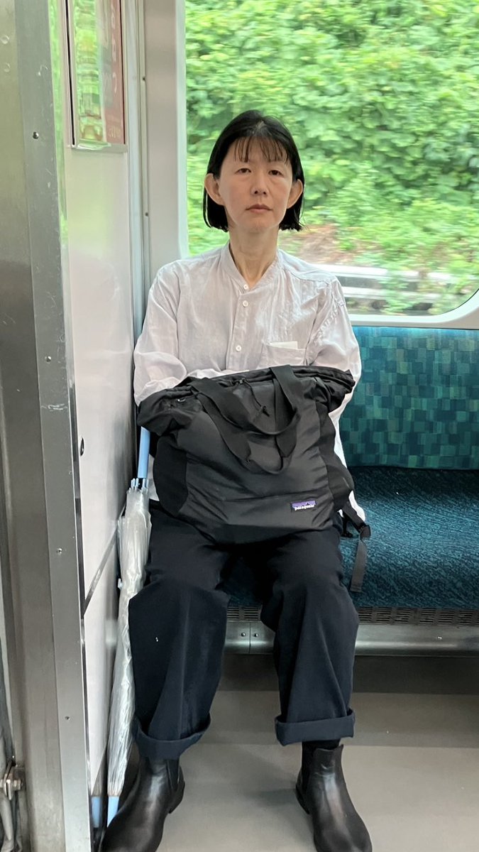 urasima_t's tweet photo. なんでジジイ、ババアは人のことジッと見てくるの？キモいんだけど。
＃電車マナー 
＃こっち見るな https://t.co/0tnVfWjGqd