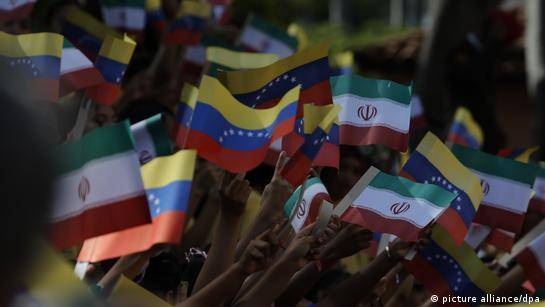 OrlvndoA's tweet photo. Hace un par de semanas la cancillería del régimen chavista le envió una nota de protesta al embajador iraní en Caracas.

Hoy esa misma cancillería anuncia el restablecimiento de relaciones con el Estado de Israel.

Ello, tras 27 años de alineación chavista con el terrorismo islámico y de hostilidades hacia Israel

El giro es de 180 grados, obviamente provocado por el sometimiento a Washington. Y es un cambio de política que probablemente se acentúe.

El terrorismo islámico va perdiendo, poco a poco, un proxy clave en el hemisferio occidental. Mientras, Israel podría ganar acceso a una zona de influencia, ahora robustecida por el cambio en Colombia.

Esto, obviamente, es positivo. Pero hay un riesgo: que, por someterse a Washington, una otrora simpatizante del terrorismo islámico se gane apoyos para su permanencia. Sin embargo, eso sería leer mal a Israel. En Jerusalén son todo menos ingenuos.