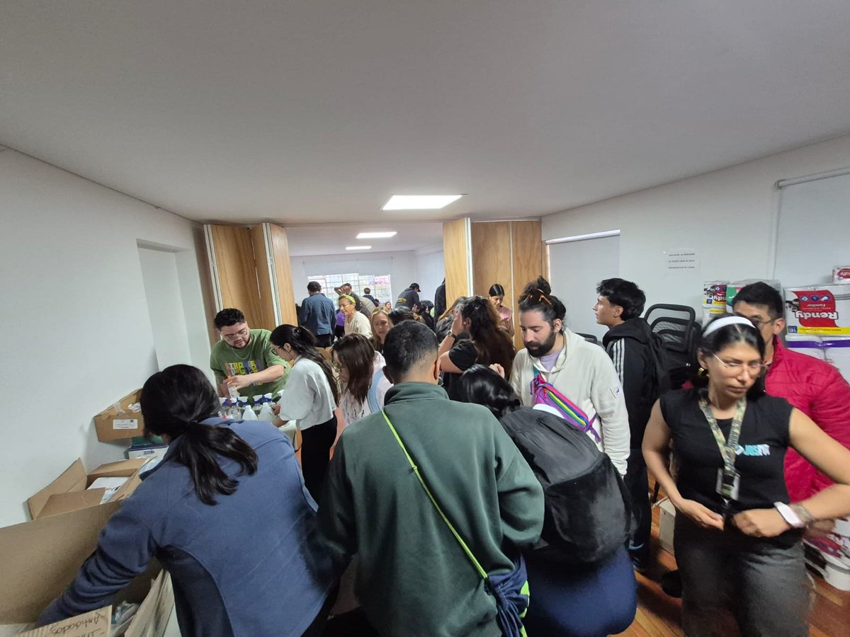 El_Andropausico's tweet photo. Amigos, en la carrera 29 #39-92 de Bogotá hay un centro de acopio de ayudas para el Choco. 

Lo que más hace falta es:

- Aceite.
- Sal.
- Harina de maiz 
- Compotas para niños 
- Panela
- Alimentos enlatados
- Antibióticos 

Hay muchos voluntarios ayudando a organizar. 

RT https://t.co/HajbAseYHa