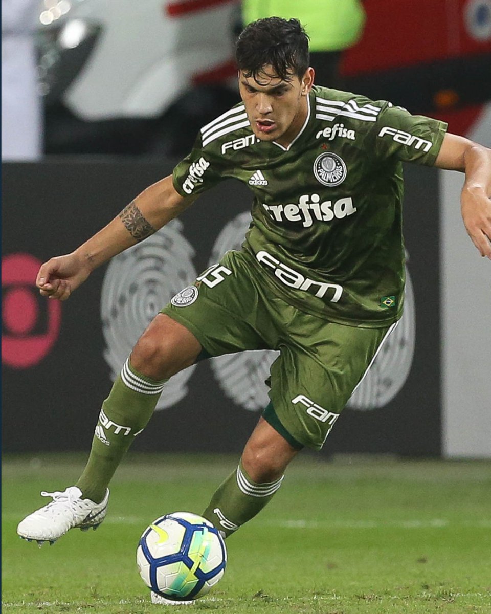 Palmeiras's tweet photo. 8️⃣ anos de uma estreia histórica! 🫡

No dia 12 de agosto de 2018, Gustavo Gómez vestiu o manto pela primeira vez, já como titular, na vitória por 1 a 0 sobre o Vasco, diante da #FamíliaPalmeiras, pelo Brasileirão! 💚 https://t.co/ZbpDNzuiCB