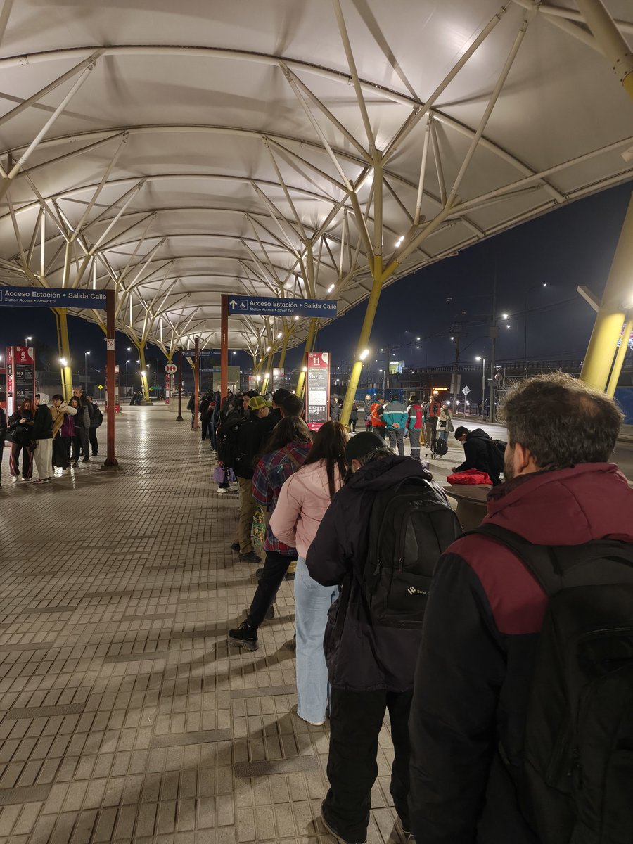 Valle_Grande_'s tweet photo. Nuevamente la espera es excesiva y la fila monumental, recorrido B42 debe ser el que peor frecuencia tiene y sin duda el que más fila tiene respecto de otros. Intermodal Los Libertadores dirección #ValleGrande 19:30 horas @Red_Movilidad @BusesVuleSA @DTPMet @MTTChile https://t.co/8Y94HNv98O