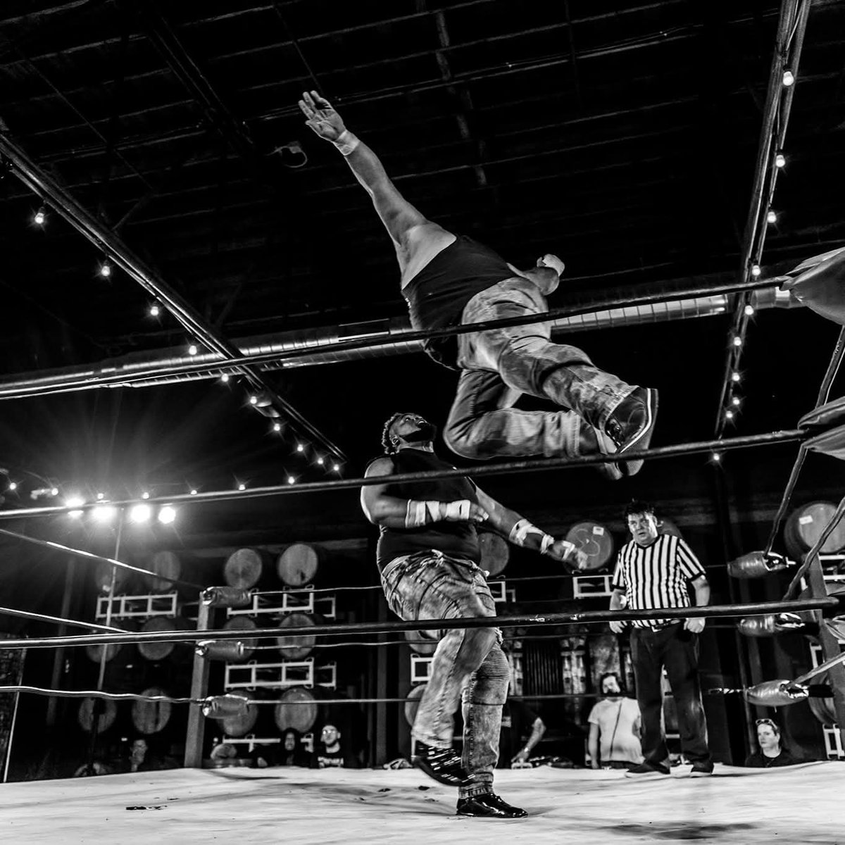 XwwOfficial's tweet photo. @JonnyBaker7878 vs #AngelAngels #BarRoomBrawl #XWW #USTitle Official was @thisdemonref 

Photos by @JeffFPerullo https://t.co/IcU6MbnkBH