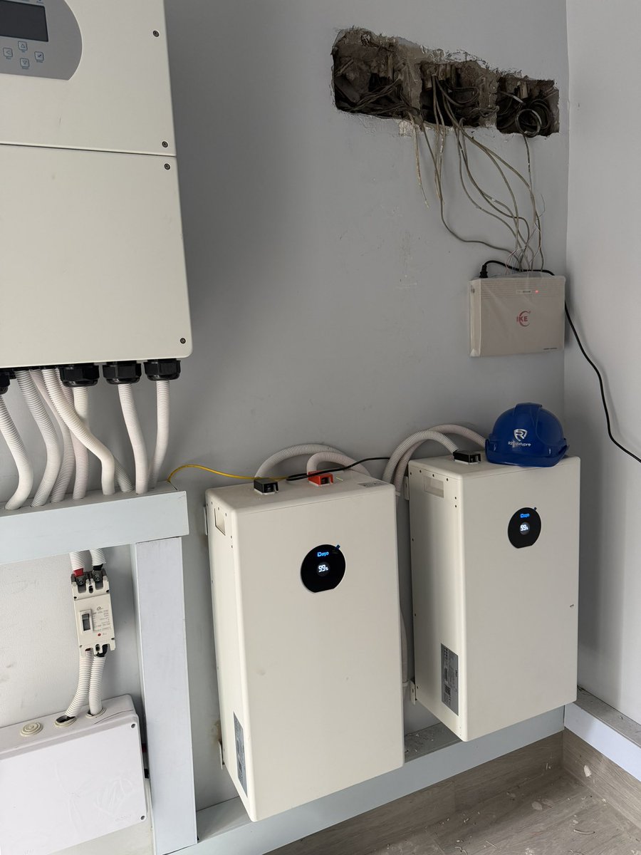 R2Telecoms_'s tweet photo. ⚡ Powering your space with efficiency, reliability, and smart energy solutions. 🔋☀️

Professional solar inverter and battery installation by R2 SafetyPro.
Protect what matters. Power what matters. 🔵⚡

#R2SafetyPro #SolarInstallation #Inverter #RenewableEnergy #PowerSolutions https://t.co/7FI4UC0OgH
