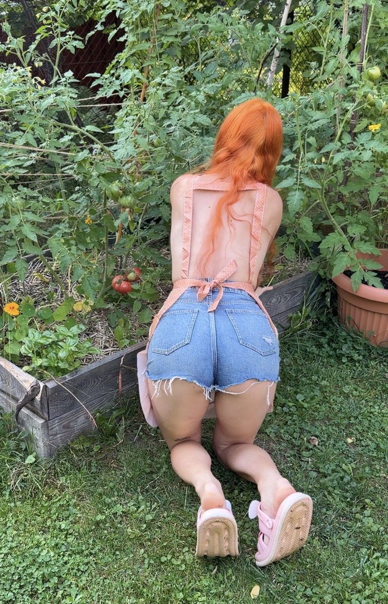 RedheadFairy03's tweet photo. Do you like girls who grow they own veggies? #countryside https://t.co/c9wgNT1eeI