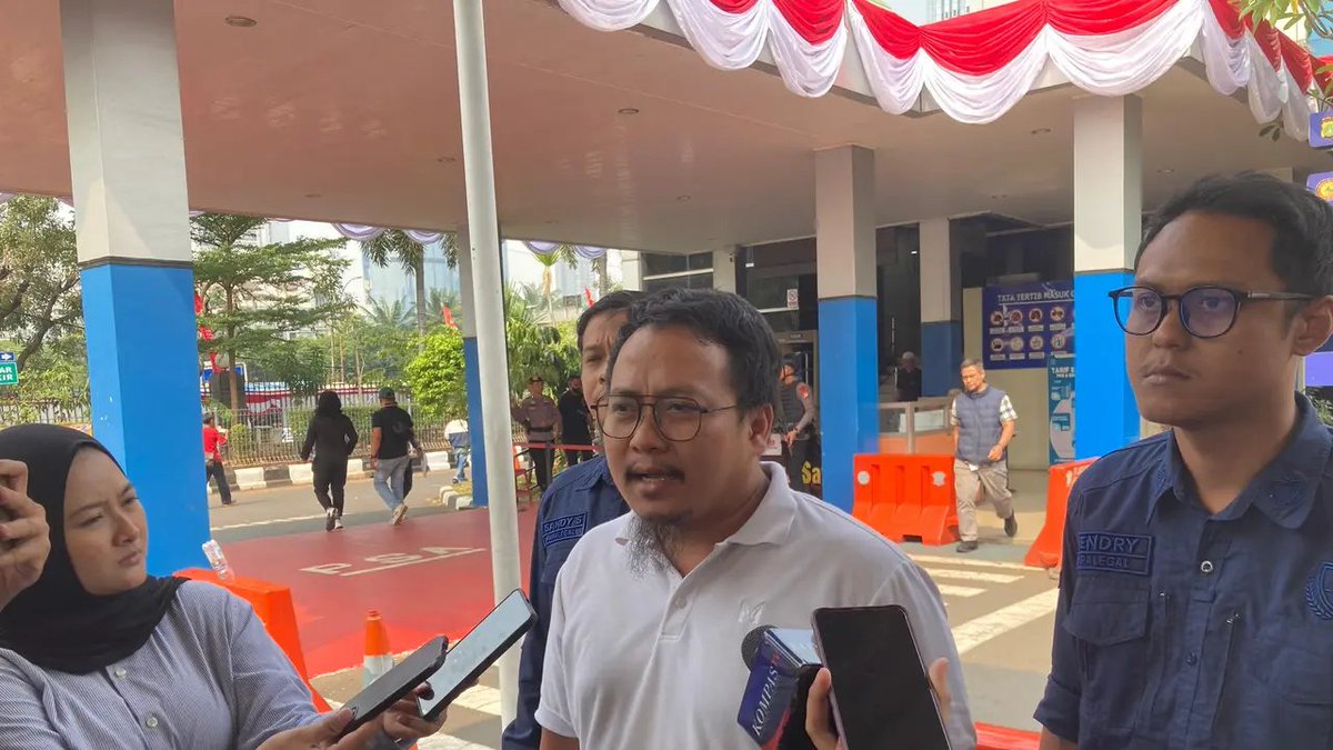 LambeSahamjja's tweet photo. tim hukum muslim laporkan minimal 5 pihak ke polda metro jaya soal challenge hafalan quran berhadiah miras:
- yang dilaporkan antara lain revnaldo ega s, newport, the sounds project, dan dua mc
- kuasa hukum bawa bukti video dan screenshot
- katanya sebagai muslim dia tersinggung dan sakit hati bukan cuma buat dirinya tapi umat islam
- disangkakan langgar pasal 300 uu no 1 tahun 2023 kuhp
- gak ada mediasi dulu langsung lapor polisi
- target: proses hukum pihak terkait dan cabut izin produsen miras serta eo
