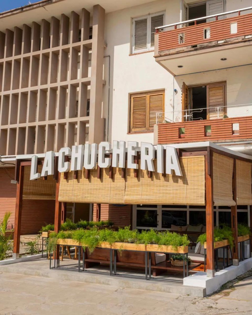 RedLibreNoticia's tweet photo. #CORRUPTO Así se la vive Fernandez Noroña en Cuba, el lugar llamado la "La Chuchería", un restaurante que cobra en dólares. No se le nota su trabajo legislativo pero si su opulencia. https://t.co/slVhKWDsXU