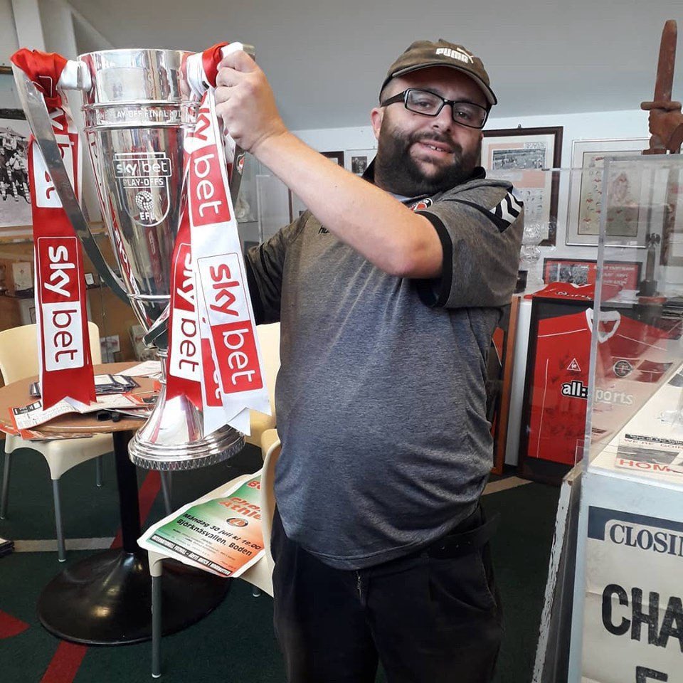 _tomarch's tweet photo. Happy Birthday Sebbo❤️
Bet you were delighted with that cup draw and celebrated with that famous worm🙌

“Sing a song for Sebboooo”

#cafc https://t.co/yGFvcbwj66