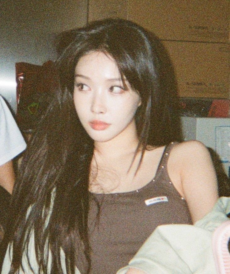 kann_kanyee's tweet photo. Di saat lagi panasnya kontroversi tentang silsilah keluarga aktris Ha-young dan banyak artis lain yang ikutan keseret karena silsilah keluarga yang terlibat sama Pro-Jepang

Ada Chungha (penyanyi dan idol) yang justru dipuji dan dapat sorotan karena silsilah keluarganya. Diketahui kalo :
1. Kakek Chungha merupakan aktivis dan juga ikut terjun langsung dalam perang membela korea + terlibat dalam Gerakan Demokratisasi 18 Mei, yang juga dikenal sebagai Pemberontakan Gwangju, yaitu gerakan dalam melawan kediktatoran militer Jenderal Chun Doo-hwa
2. Chungha bahkan ga pamer dan ga oversharing soal silsilah keluarganya walaupun kakeknya aktivis yang aktif membela korea
3. Dulu dia sempat gatau tentang sejarah kakeknya, dan setelah tau, dia makin hati-hati semakin mencari tau dan belajar serius tentang sejarah korea sampai dia bisa dapat Korean History Proficiency Test Level 1
4. Chungha bahkan ikutan melunasi utang keluarganya dengan pendapatan yang dia dapat selama jadi penyanyi

Cerita Chungha ini dapat banyak sorotan setelah kontroversi dari aktris Ha-young dan banyak yang menilai rasanya seperti melihat kebalikan nasib di antara antara mereka berdua. Knetz jadi banyak menaruh respect ke sosok Chungha karena kisahnya ini