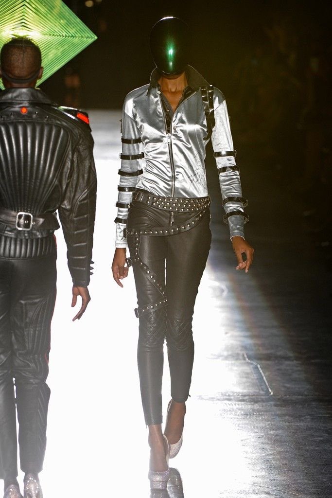 maturehotgf's tweet photo. they did a mj runway tribute >> https://t.co/FVV3KX8ED1