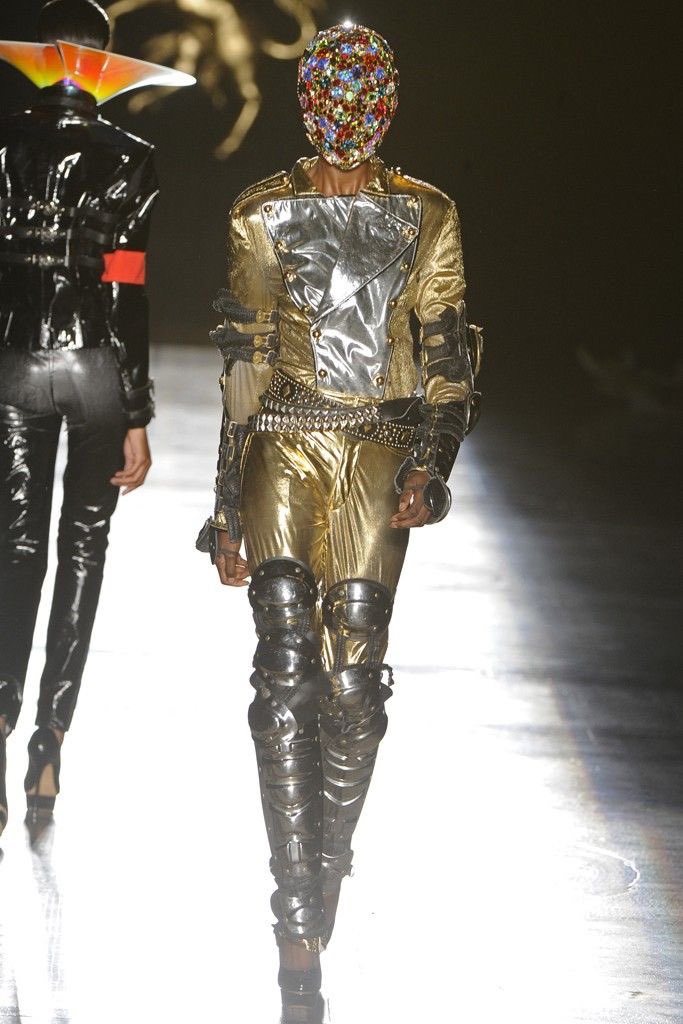 maturehotgf's tweet photo. they did a mj runway tribute >> https://t.co/FVV3KX8ED1