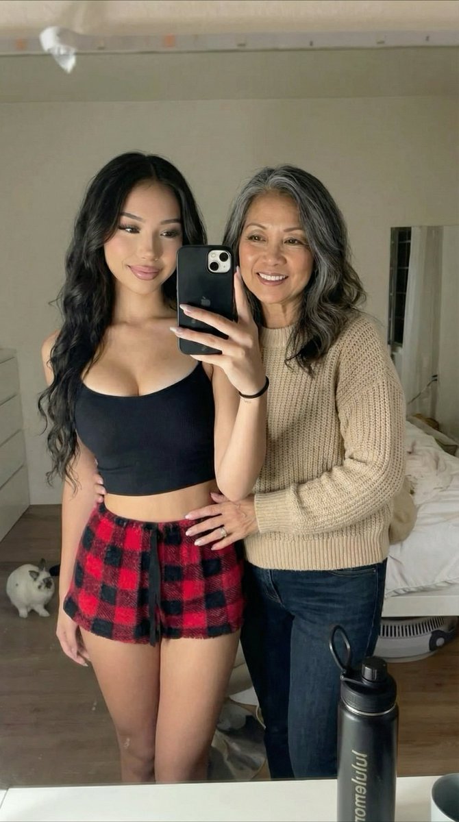 Lisaaava's tweet photo. Say hi 👋 to my  mom 🧡❤️ https://t.co/HK08q3Elir