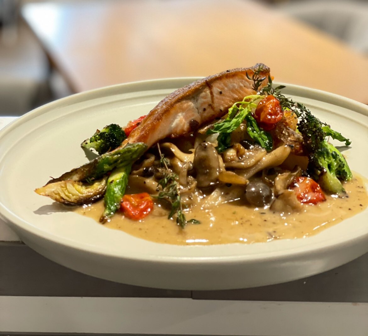 ampleurginza's tweet photo. 本日9時〜18時まで営業しております。ブランチ、ランチやスイーツ、又はカフェのご利用頂けます！みんなさんのご来店お待ちしております。
#アンプルール #アンプルール銀座　#AMPLEURGINZA　#銀座カフェ　#夏メニュー https://t.co/sUacMxw6zk