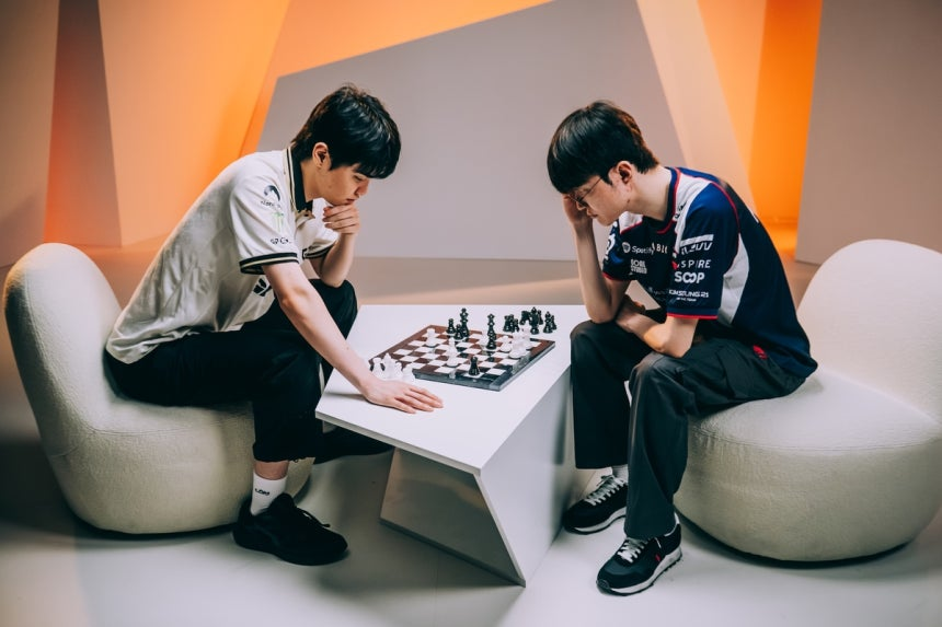 sicgom_esports's tweet photo. e스포츠 재단, 페이커·쵸비 친필 사인 담긴 체스판 경매
https://t.co/RMeyiSSDuM

두 선수가 사인한 체스판의 경매 시작가는 500달러로, 오는 8월 31일까지 EWC 온라인 스토어를 통해 진행된다.

낙찰자에게는 지난달 14일 콘텐츠 촬영 당시 두 선수가 사용한 수제 체스판과 프리미엄 체스 말 세트, 진품임을 확인할 수 있는 인증서가 함께 제공된다.