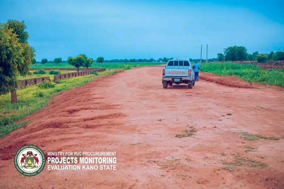 HonMainasibi's tweet photo. Inspection of the ongoing road construction project by His Excellency the Executive Governor of Kano State, Engineer Abba Kabir Yusuf, from Dambatta to Gwarabjawa in Dambatta Local Government Area. @nuramaaji @DrAdamuGZango @Ahmad_Gogel

#AbbaIsWorking 
#KanoIsWorking https://t.co/94HOOPaynP