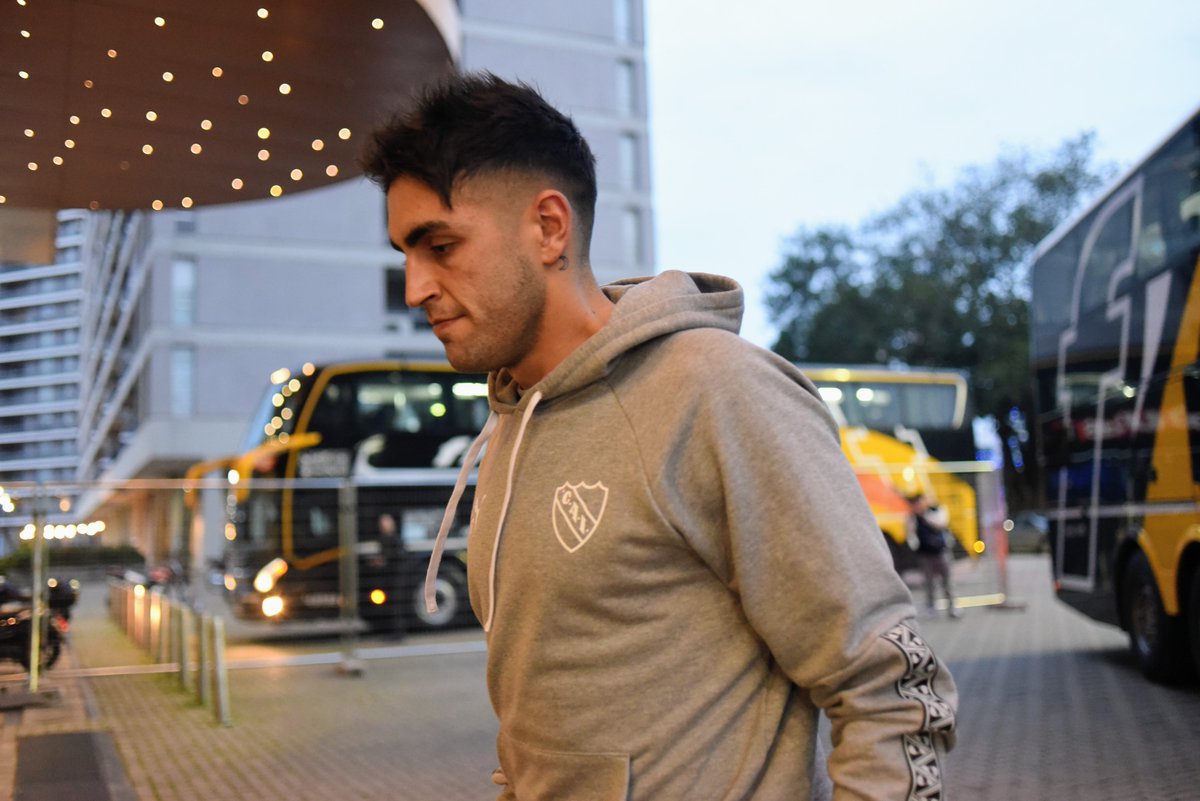 Independiente's tweet photo. ¡Ya en Rosario en busca de los Cuartos de Final!

#TodoRojo 🔴 https://t.co/RBvHvjKSQC