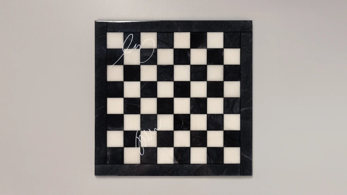 sicgom_esports's tweet photo. 1-of-1 chessboard signed by Faker and Chovy 
https://t.co/SqAviIgCRv https://t.co/JY8pml4KCd