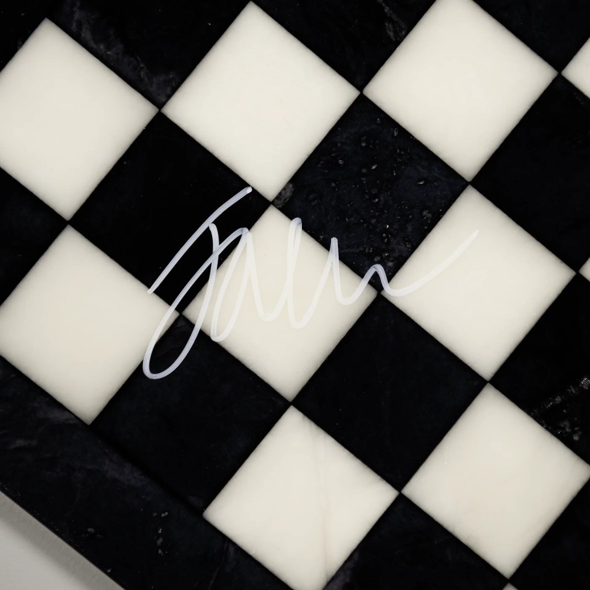 sicgom_esports's tweet photo. 1-of-1 chessboard signed by Faker and Chovy 
https://t.co/SqAviIgCRv https://t.co/JY8pml4KCd