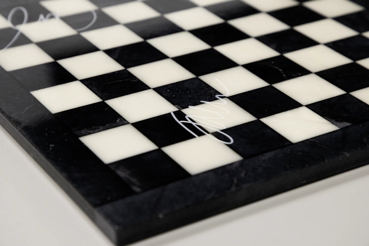 sicgom_esports's tweet photo. 1-of-1 chessboard signed by Faker and Chovy 
https://t.co/SqAviIgCRv https://t.co/JY8pml4KCd