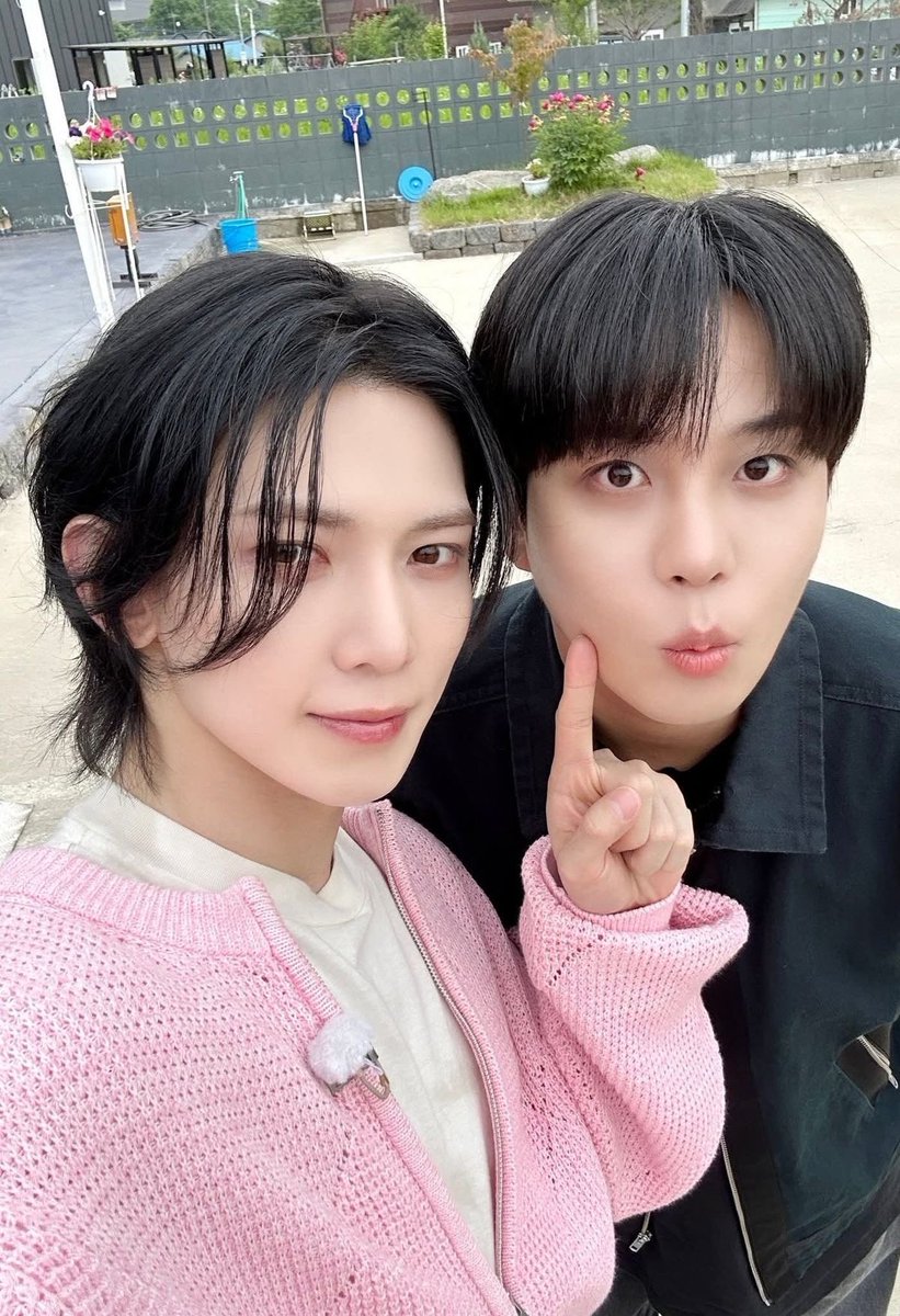 vampnextdoorrr's tweet photo. @yeovrmore Us (˃ ⌑ ˂) https://t.co/935PX4DehZ