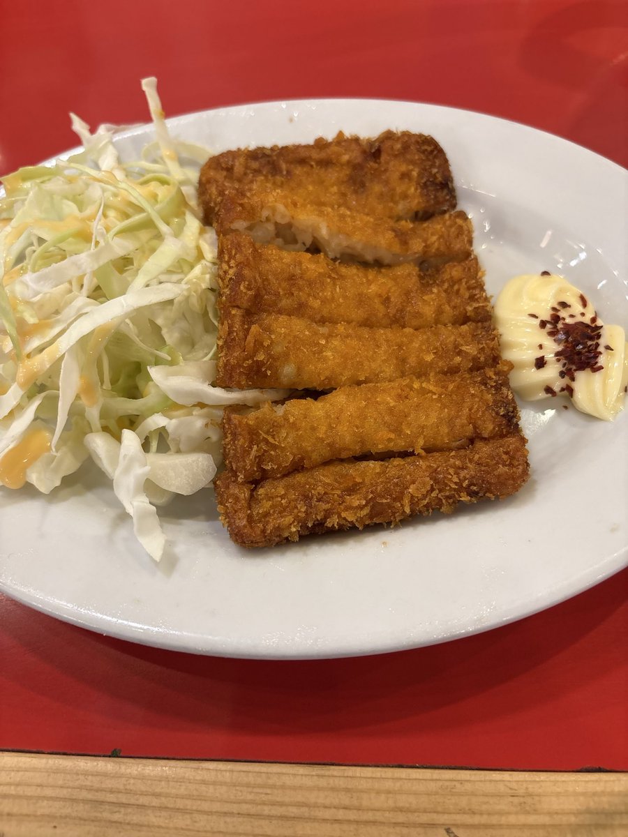 Z9kCr's tweet photo. 広島のお好み焼き屋さんはどこも似たような値段、味。人気店は何が違うのだろうか。ここは肉玉そばで1000円。駅内だから少し高め。おつまみにがんす頼んでみました。広島では当然のことですが広島風お好み焼きとはいいませんね。
#広島
#お好み焼き
#広島風お好み焼き https://t.co/1pZyKQe82k