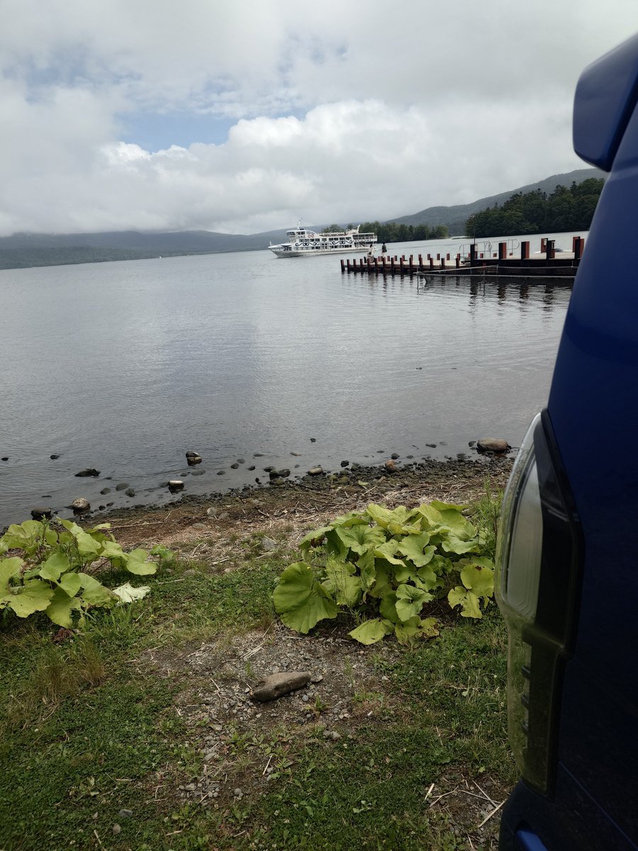 takac777's tweet photo. ホテルの駐車場すぐ阿寒湖
運転ミスって落ちる人いないのかな😁 https://t.co/7FG9uhFxG4
