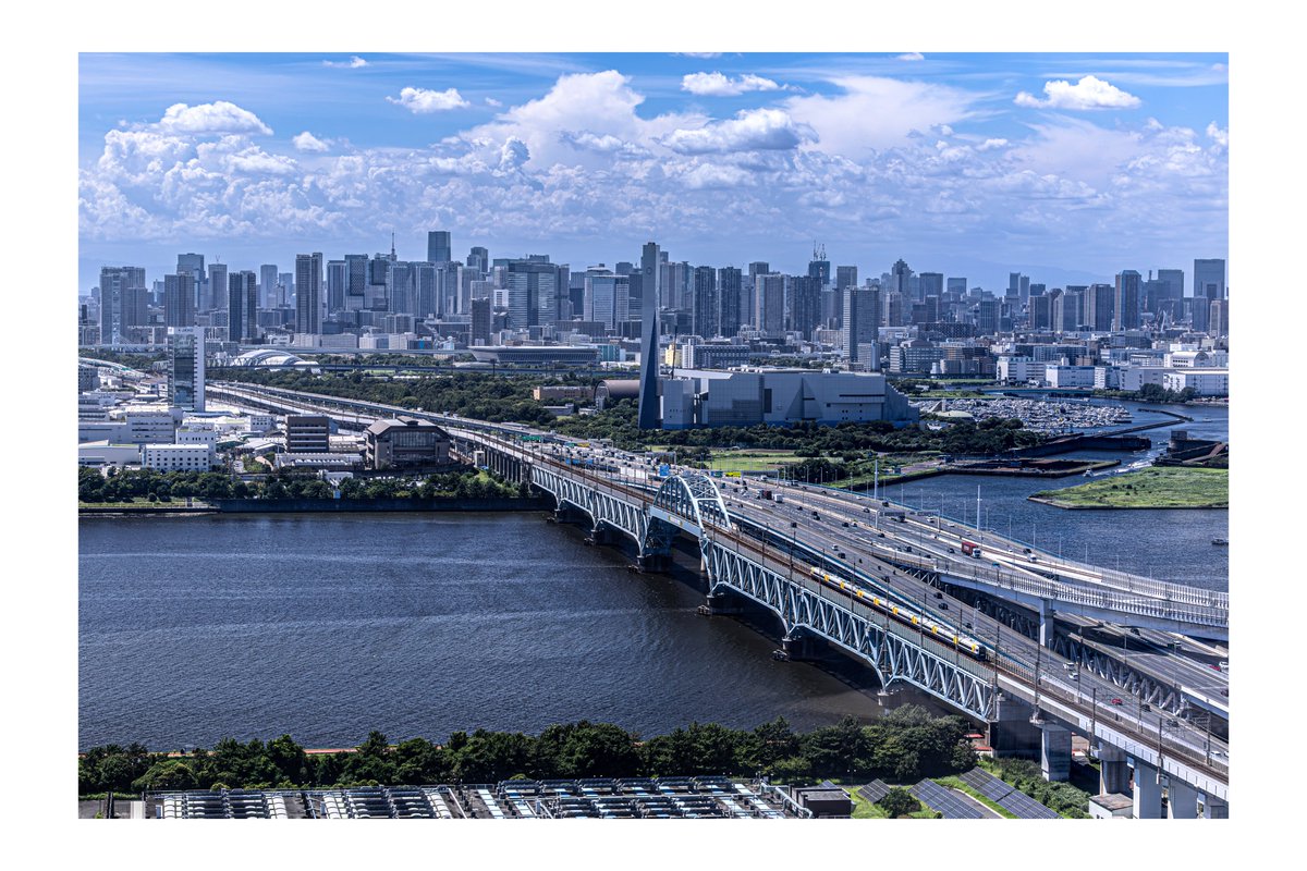shintawings's tweet photo. 2026/8/8 9083M わかしお83号/255系Be-03編成
お昼過ぎに都心を後にして首都高と並走しながら走る255系。今年に限っては貴重な夏らしい天気でした。 https://t.co/fvIbXh2ZdY
