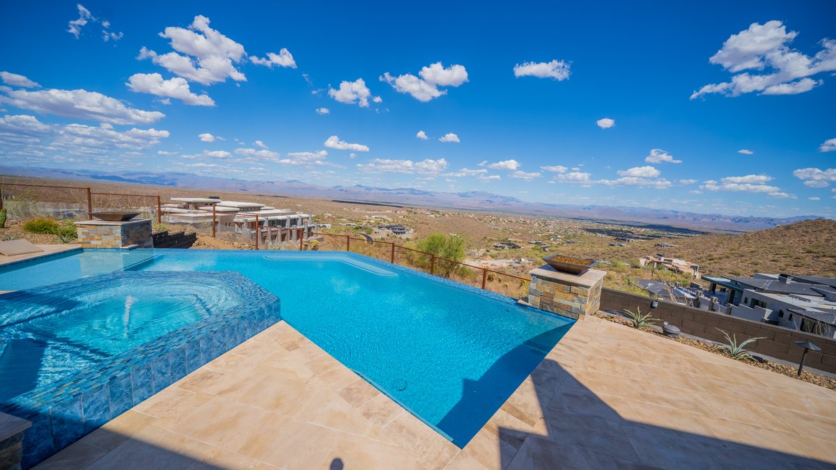 calpool's tweet photo. We found the best seat in Arizona to view the Four Peaks ⛰️ 

Believe us, we tried it 😎 

This negative-edge pool in Fountain Hills takes full advantage of the stunning view, with an angled bench seat against the far pool wall. Rumor has it, it's the best seat in the house! https://t.co/LRmX9zReRL